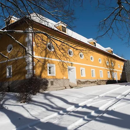 Ottmanach Schlosshof