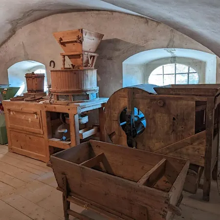 Ottmanach Schlosshof * Pischeldorf