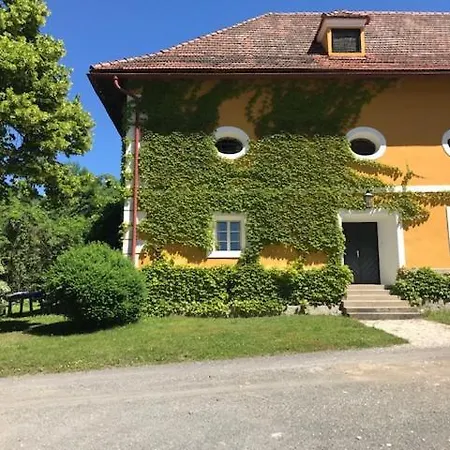 Ottmanach Schlosshof * Pischeldorf