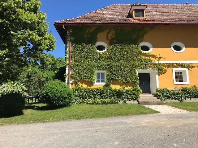 Ottmanach Schlosshof * Pischeldorf